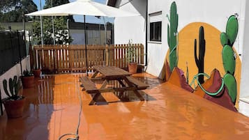 House, 5 Bedrooms, Balcony | Outdoor dining