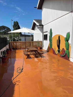 House, 5 Bedrooms, Balcony | Outdoor dining