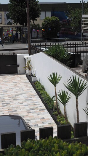 House, 5 Bedrooms, Balcony | Property grounds