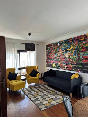 House, 5 Bedrooms, Balcony | Living room | Books - 5 Room House, Next to Golf Course Quinta do Fojo (Vila Nova de Gaia)