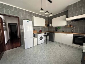 House, 5 Bedrooms, Balcony | Private kitchen