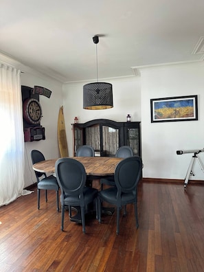 Maison, 5 chambres, balcon | Salle à manger