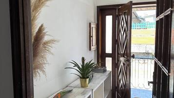 House, 5 Bedrooms, Balcony | Interior