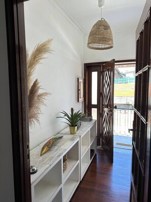 House, 5 Bedrooms, Balcony | Interior