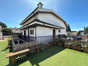 House, 5 Bedrooms, Balcony | Exterior