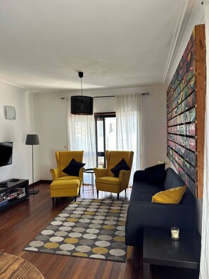 Villa, Multiple Bedrooms | Living room | Books - 7 Room House, 2 Kitchens (Vila Nova de Gaia)