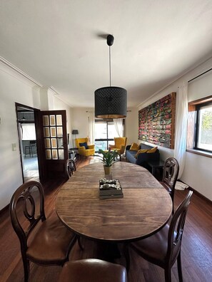 Villa, plusieurs chambres | Salle à manger