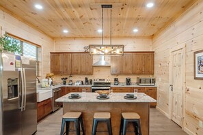 Køleskab, mikrobølgeovn, ovn, kogeplade