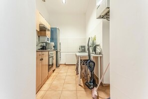 Apartamento básico | Cozinha privada | Geladeira, micro-ondas, fogão, cooktop