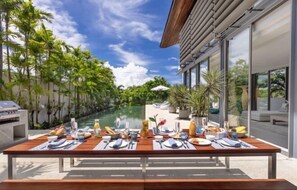 تناول الطعام بالخارج