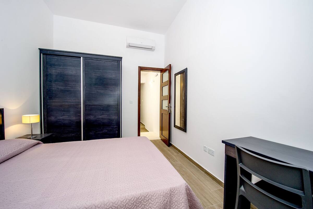 Free minibar, iron/ironing board, free WiFi