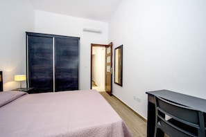 Quarto conforto, sacada | Ferros/tábuas de passar roupa, Wi-Fi de cortesia