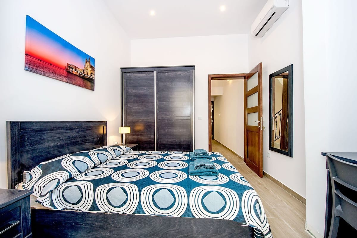 Quarto conforto | Ferros/tábuas de passar roupa, Wi-Fi de cortesia