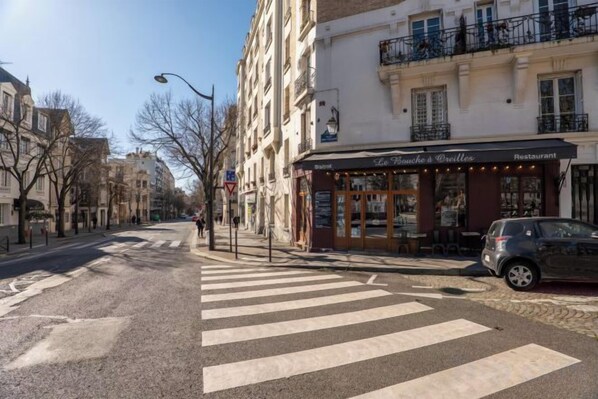 Unclassified image, 1 of 2, button - Village Vision (Paris)