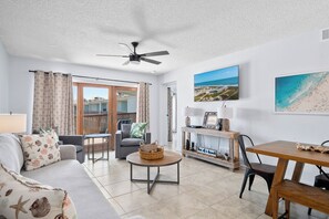 Télévision, baby-foot, table de tennis de table, livres