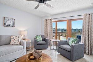 Télévision, baby-foot, table de tennis de table, livres