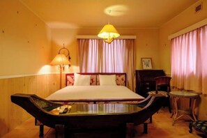 Een hotelkamer met een bed, een tafel en een stoel.