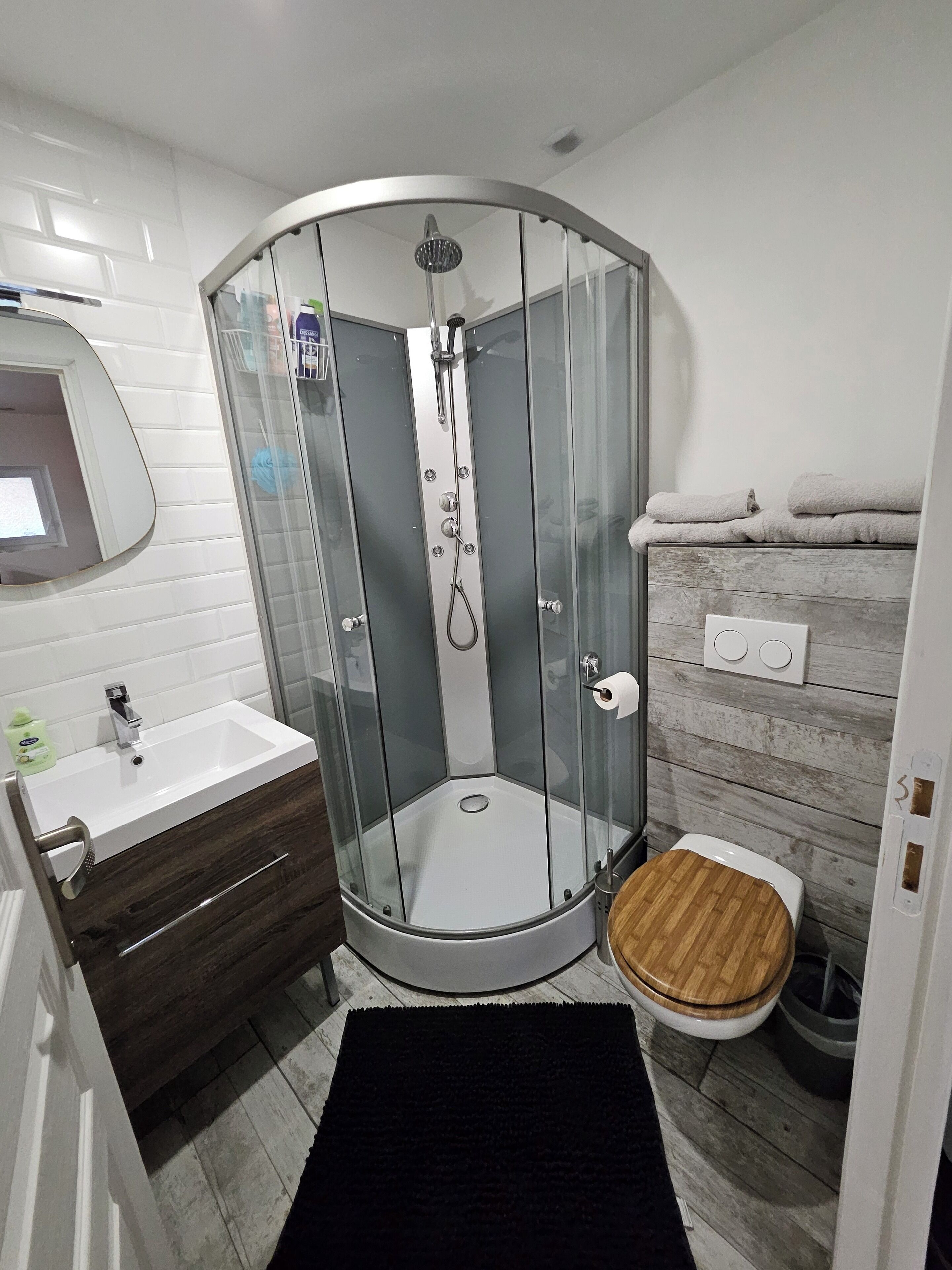 Douche, sèche-cheveux, serviettes fournies, savon