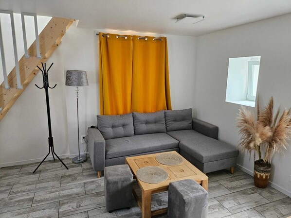 TV - Small, quiet house in the countryside (Plonévez-du-Faou)