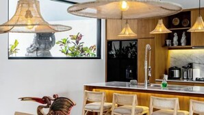 Bar (trong khuôn viên)