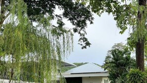 A building with a sign that reads "Bamboo Valley." - Khaoyai Valley8 (3BR-max 10 guests) (Pak Chong)