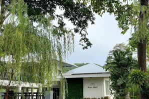 A building with a green wall and a sign that reads 'Hotel'. - Khaoyai Valley8 (3BR-max 10 guests) (Pak Chong)