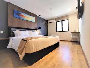 Deluxe Double Room | Meja, seterika/papan seterika, Wi-fi percuma 