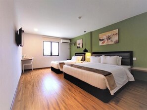 Standard Triple Room | Meja, seterika/papan seterika, Wi-fi percuma 