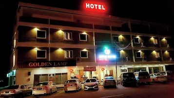 Depan hartanah - siang/malam
