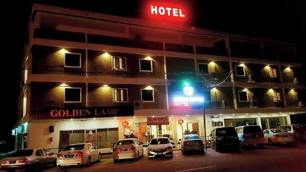 Depan hartanah - siang/malam