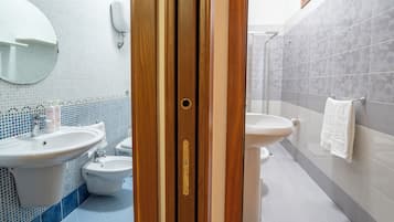 Apartamento clássico | Banheiro | Chuveiro, secador de cabelo, toalhas de banho, sabonete