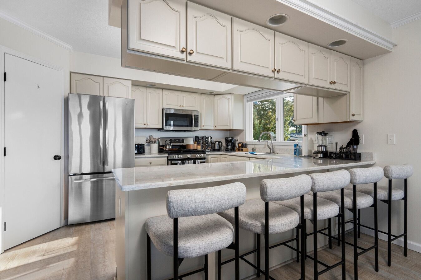 Jääkaappi, mikroaaltouuni, uuni, astianpesukone