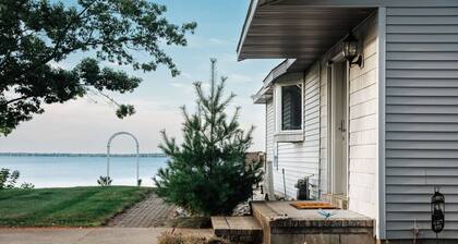 6bdr Lakefront Home w/Hot Tub