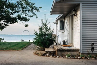 6bdr Lakefront Home w/Hot Tub