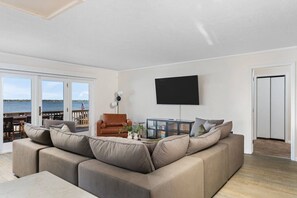 テレビ、卓球台