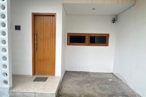 Unclassified image, 4 of 9, button - Home Stay Room In Bali (Bali)