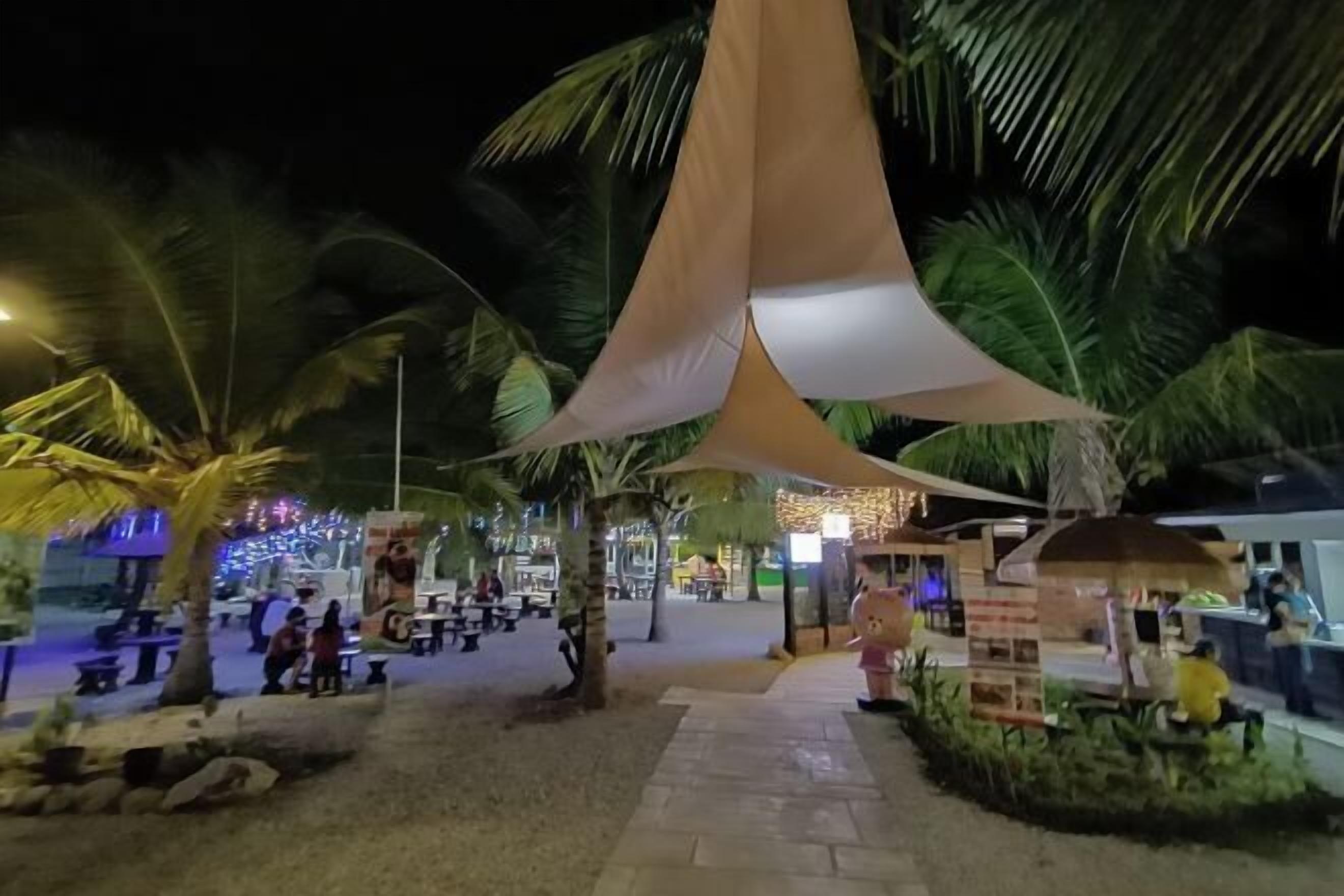 Khu ẩm thực ngoài trời