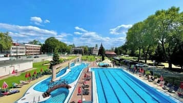 حمام سباحة خارجي