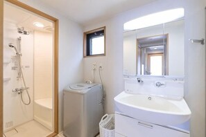 Bathroom - Tsutenkaku Royal House - Self Check-In Only (Osaka)