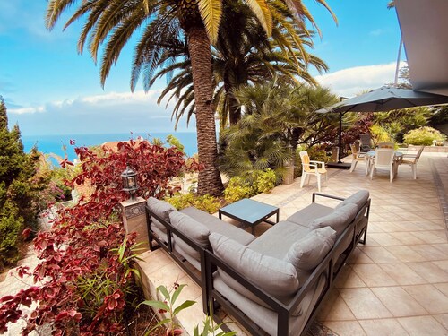 Ocean views in an oasis of lush vegetation. Jacuzzi and peace and quiet