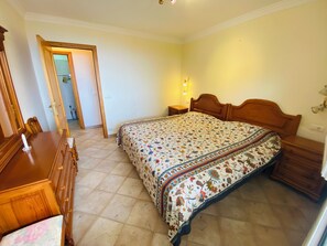 2 bedrooms, iron/ironing board, internet, bed sheets