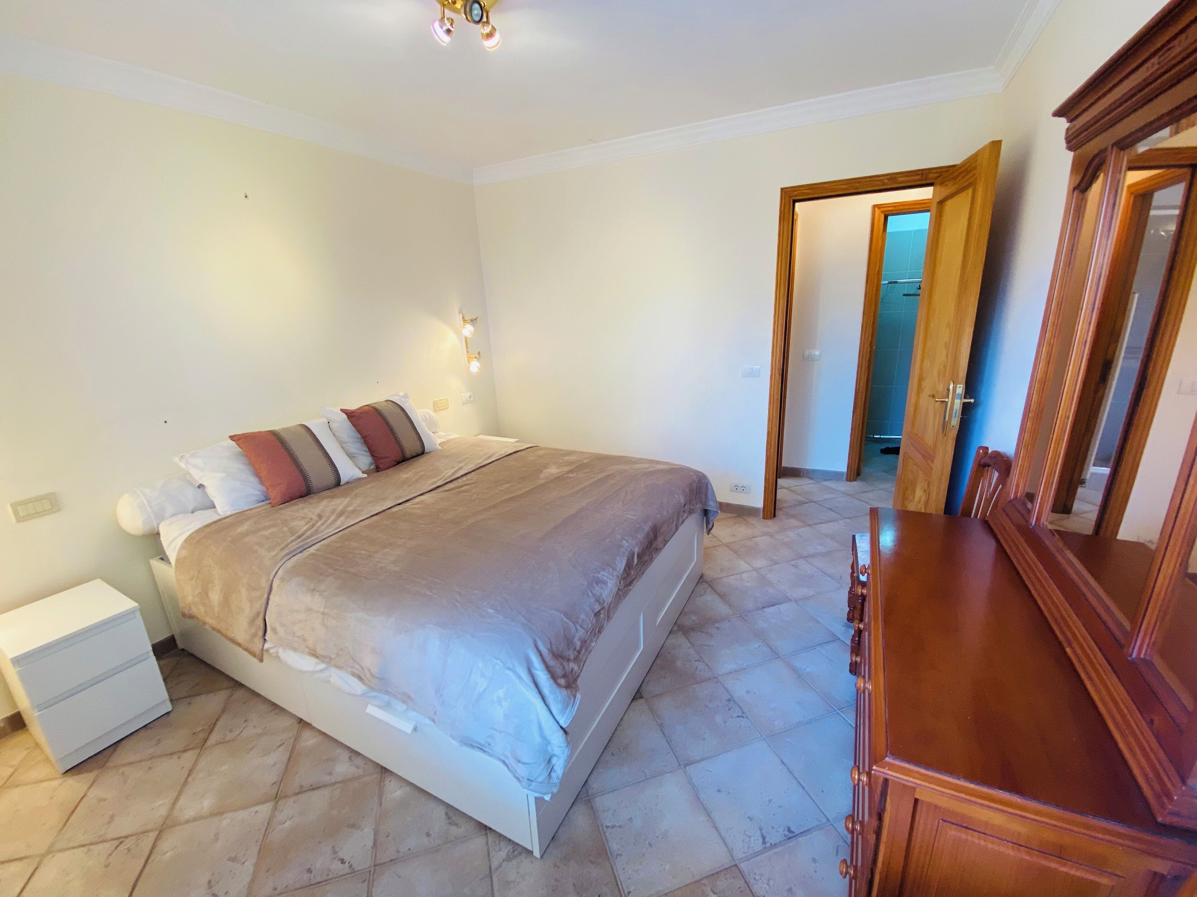 2 slaapkamers, een strijkplank/strijkijzer, internet, beddengoed