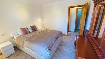 Iron/ironing board, Internet, bed sheets