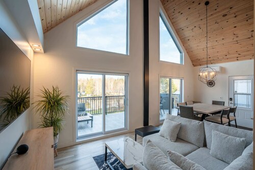 Spa, Sauna, Lake and Pool table | The Dorchester