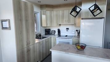 Jääkaappi, mikroaaltouuni, uuni, liesi