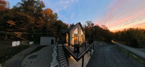 Exterior - Spa, Sauna, Lake and Pool table | The Dorchester (Saint-Prosper)