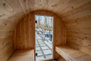 Interior - Spa, Sauna, Lake and Pool table - The Dorchester (Saint-Prosper)