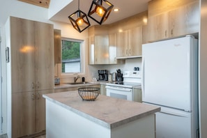 ثلاجة، ميكروويف، فرن، موقد طهي مسطح