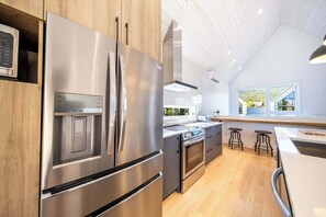 ثلاجة، ميكروويف، فرن، موقد طهي مسطح