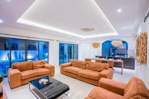 Room - Play story Pool Villa (Sattahip)